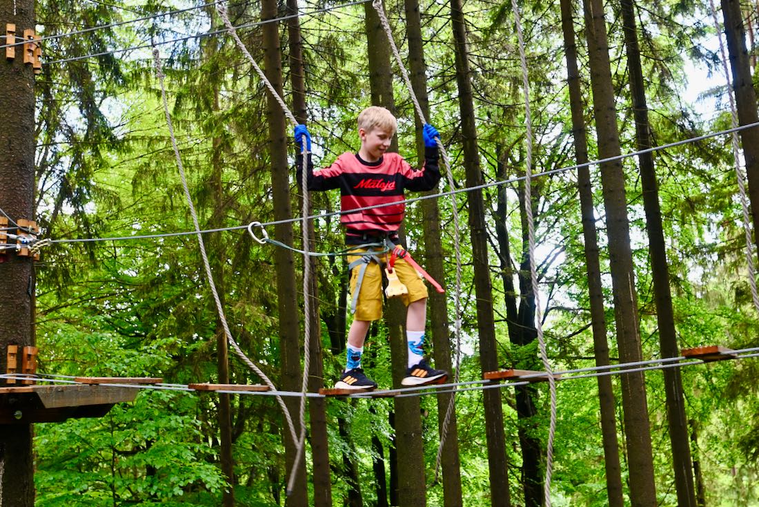 Ben klettert über das Seil
