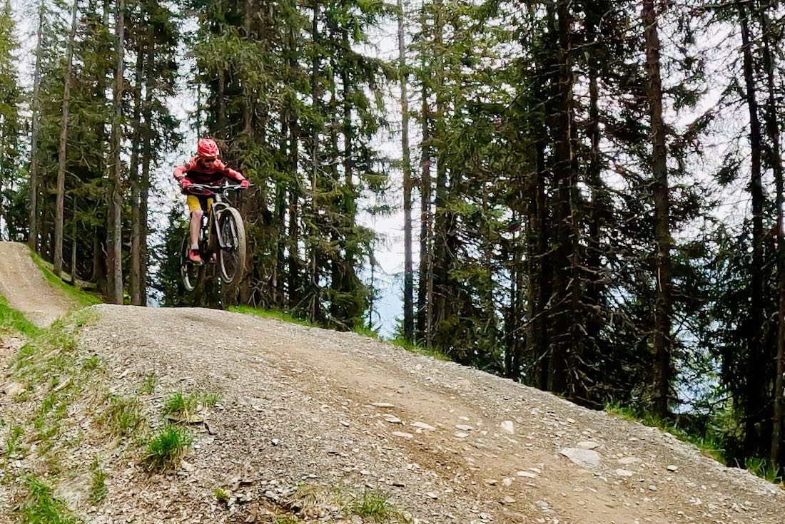 Ben springt über den Berg