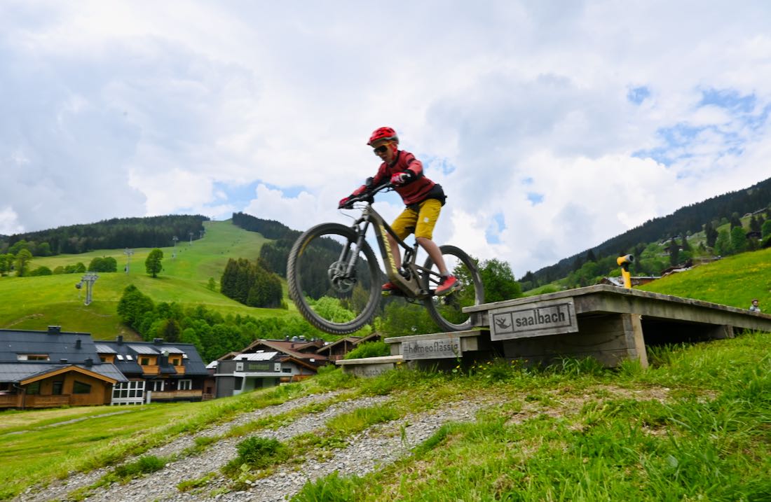 Ben springt über die Rampe