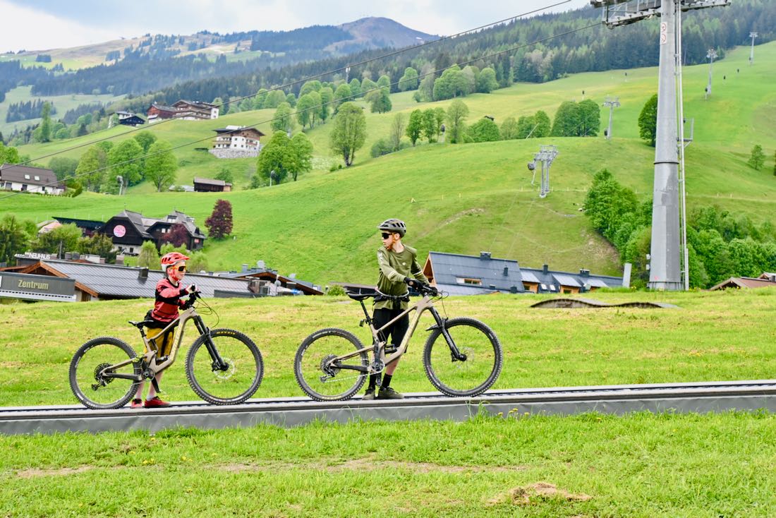 Ben und Flo auf dem Zauberteppich in Saalbach