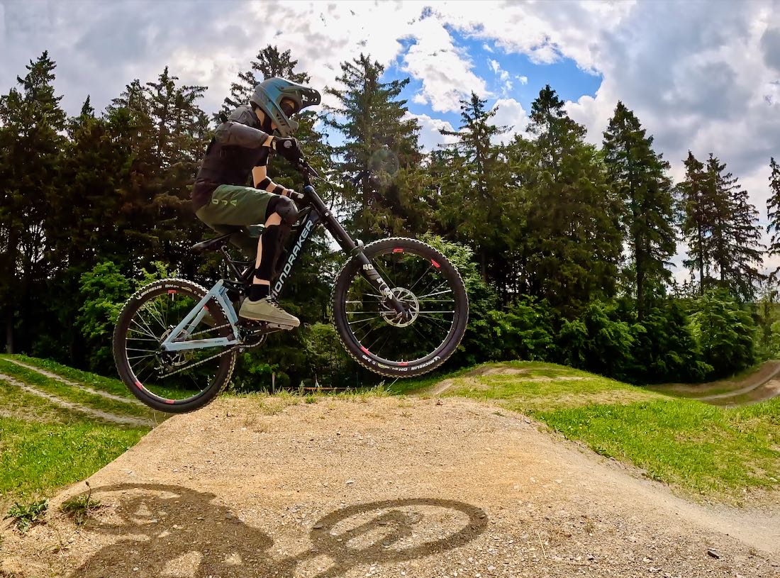 Flo springt im Bikepark Schöneck