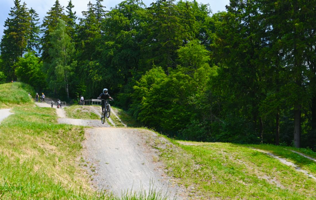 Flo springt über die Rampe