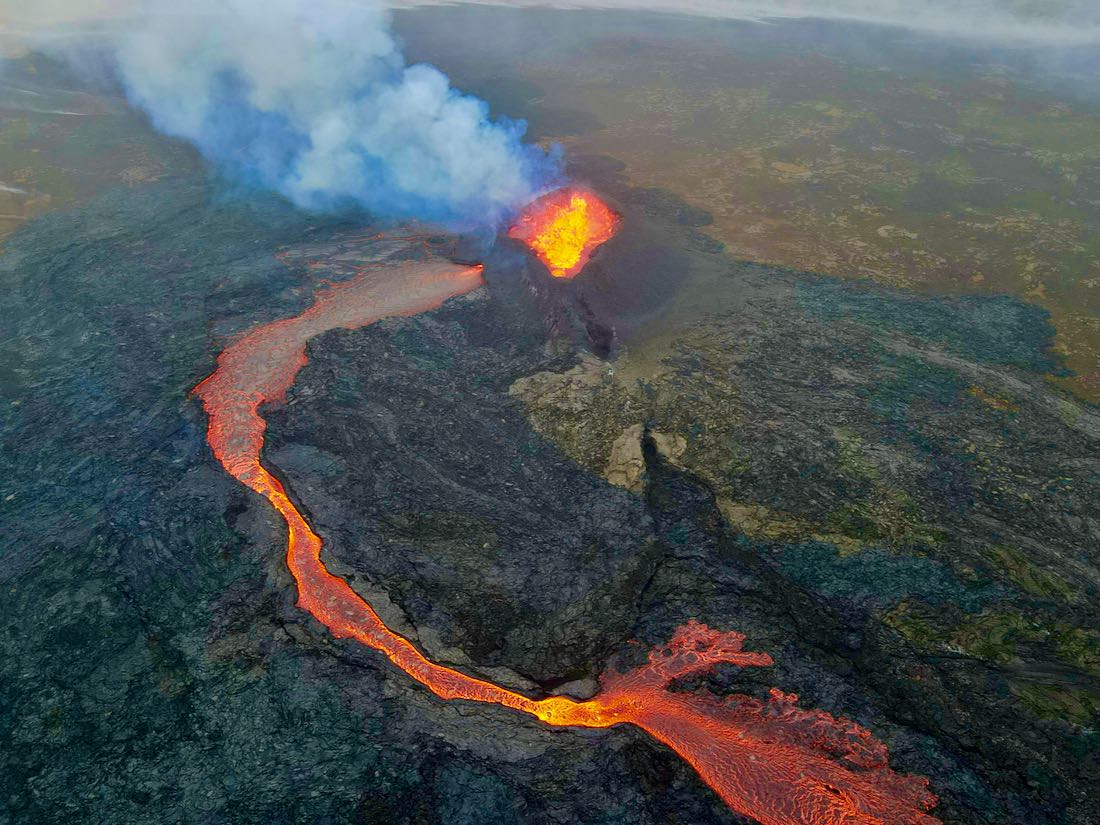 Blick in den Litli Hrutur Krater aus der Luft