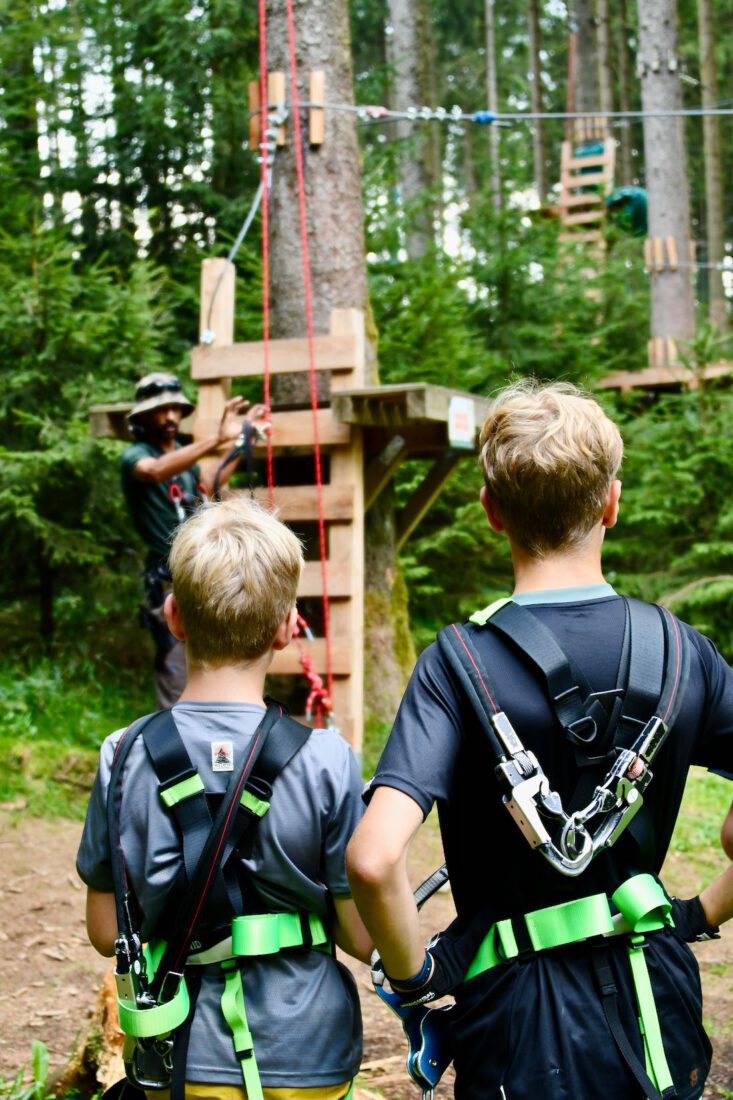 Ben und Flo bei der Einweisung am Abenteuerpark Rabenberg