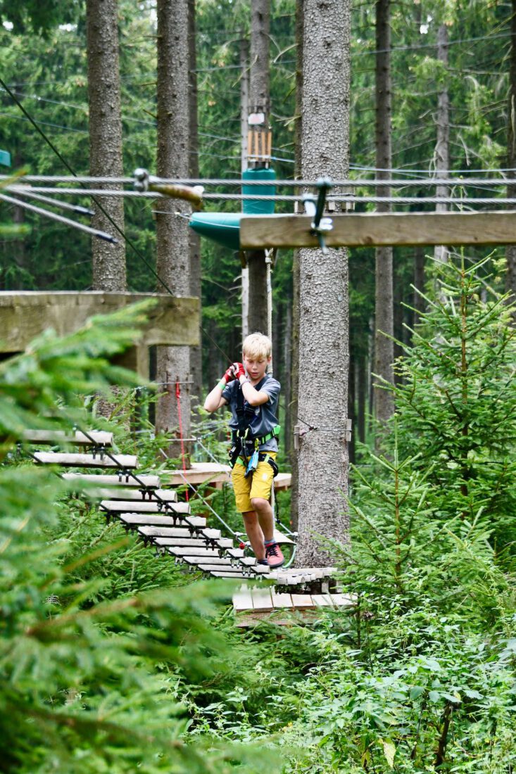Ben klettert im Abenteuerpark Rabenberg