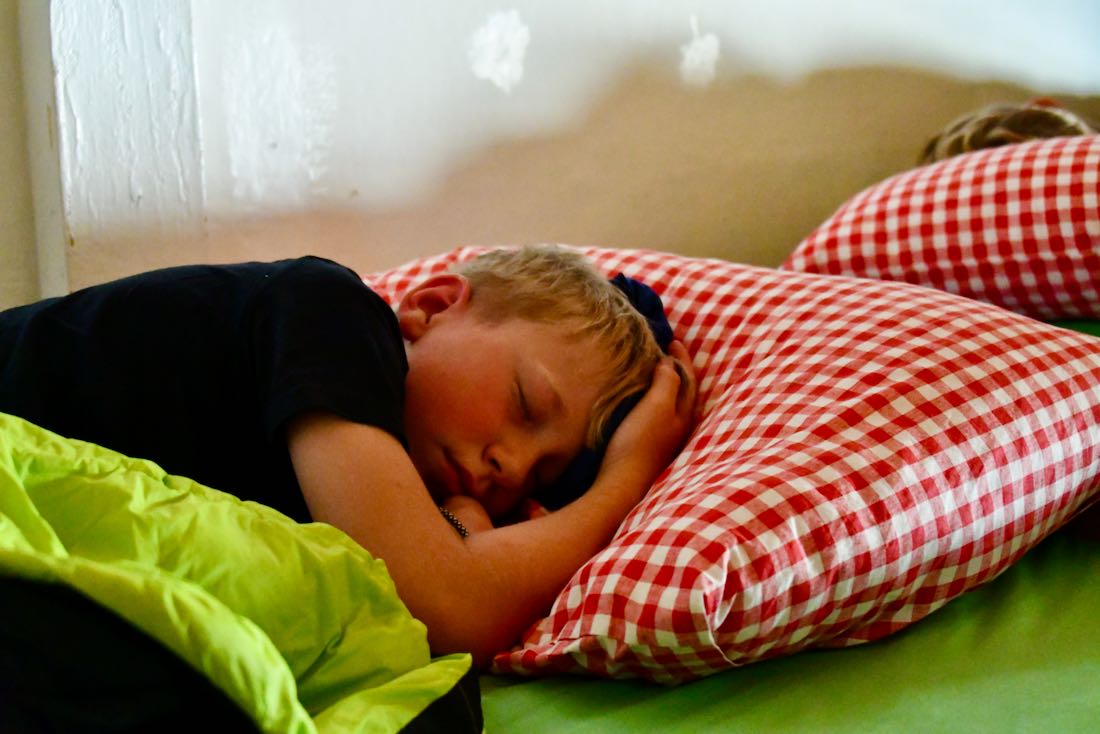 Ben schläft in der Südwiener Hütte