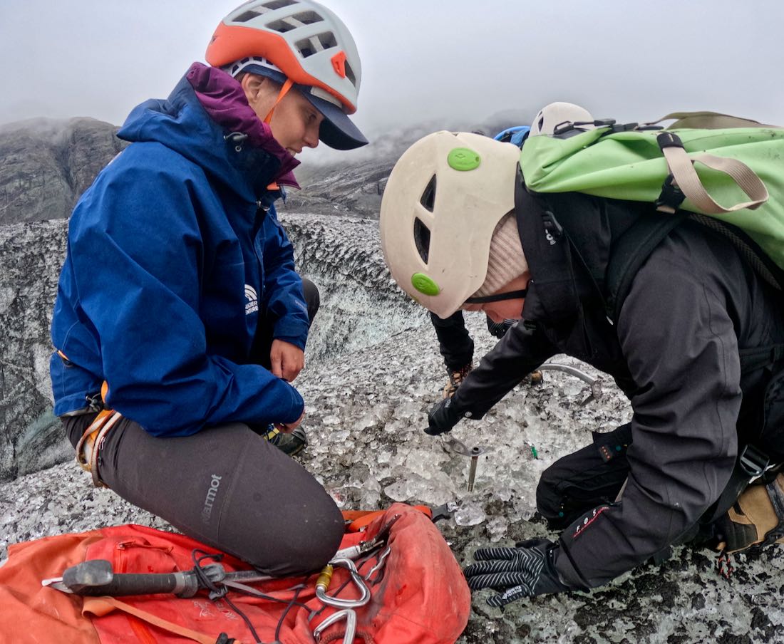 Ben setzt einen Eisanker im Gletscher