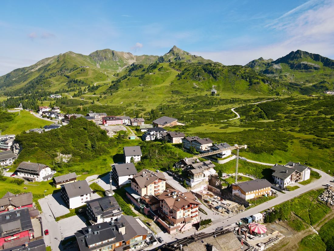 Blick ueber Obertauern in die Berge