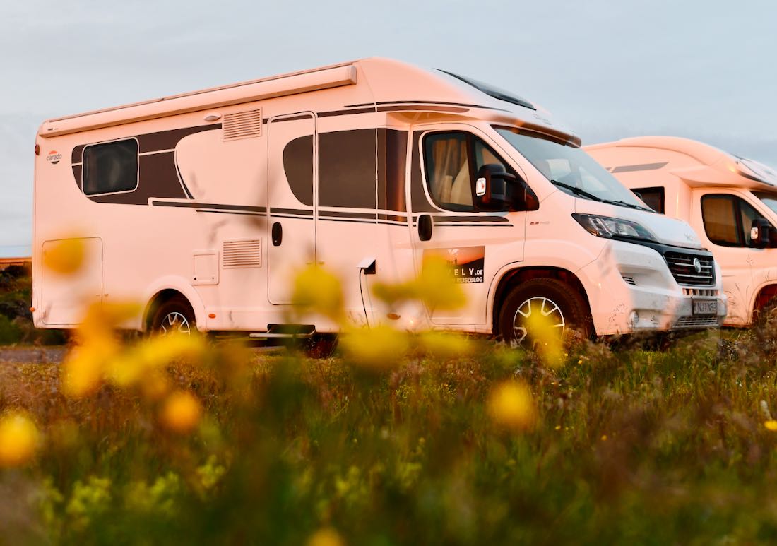 Der Camper auf dem Campingplatz in Island