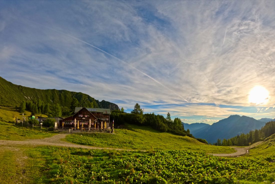 Die Sonne geht ueber der Suedwiener Huette auf