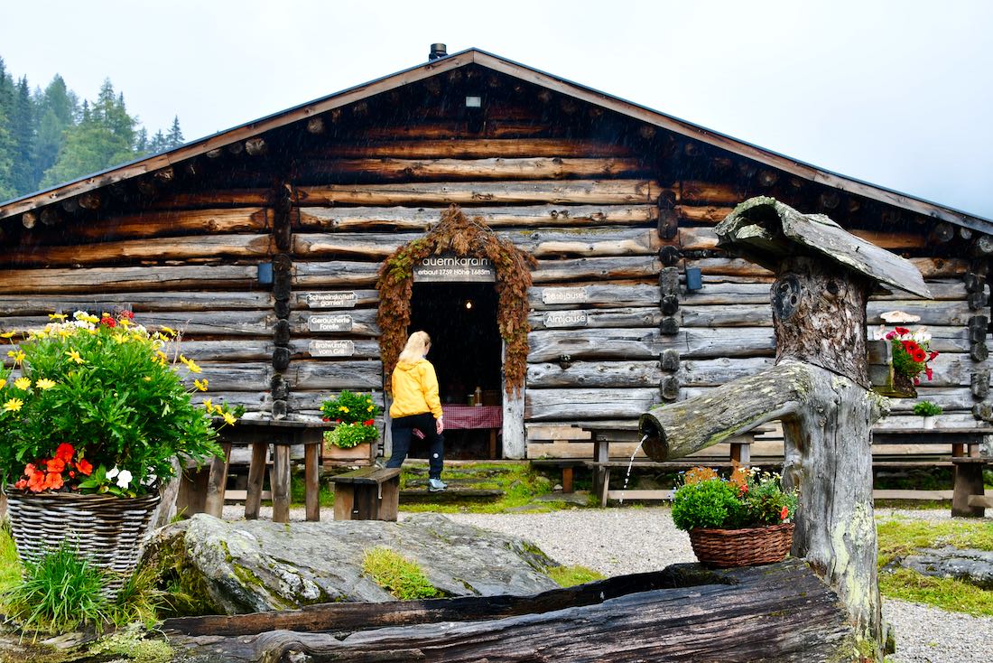 Melanie geht in die Hütte der Tauernkaralm