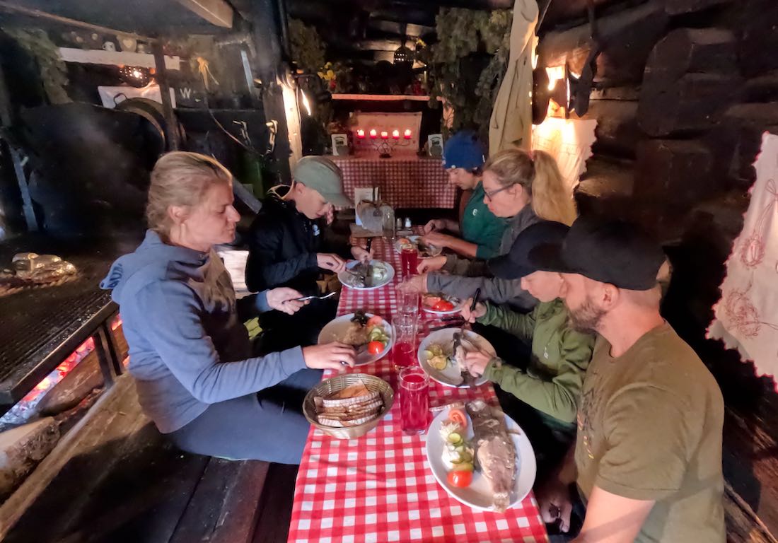 Wir essen mit Mona und Stefan die gefangenen Forellen