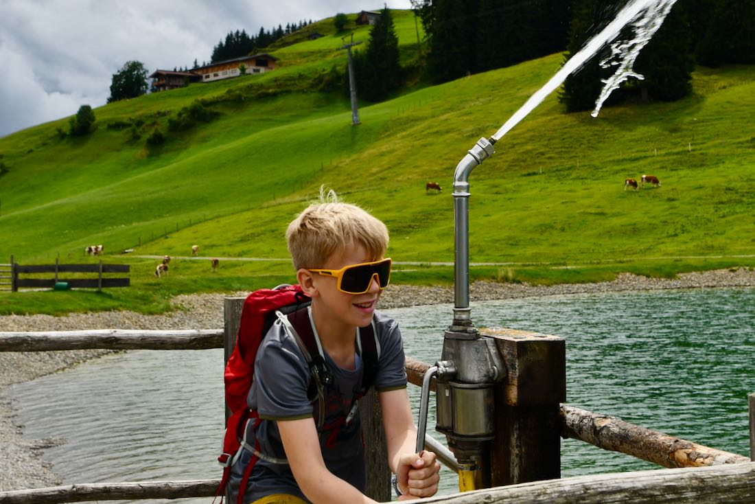 Ben hat Spaß am Riesenwasser beim Family KAT Walk