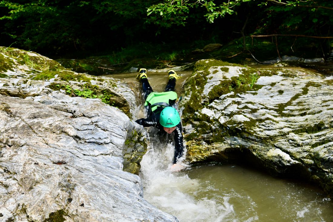 Ben hat Spaß beim Canyoning beim Family KAT Walk