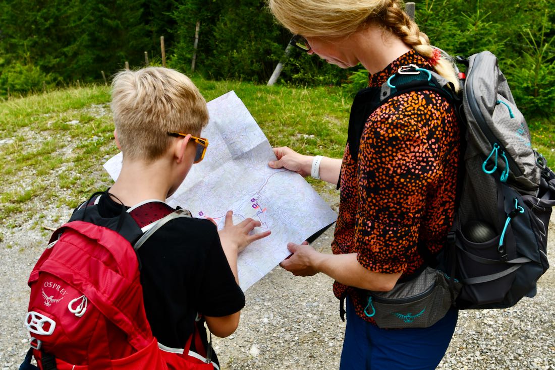 Ben und Melanie schauen nach dem Family KAT Walk Weg