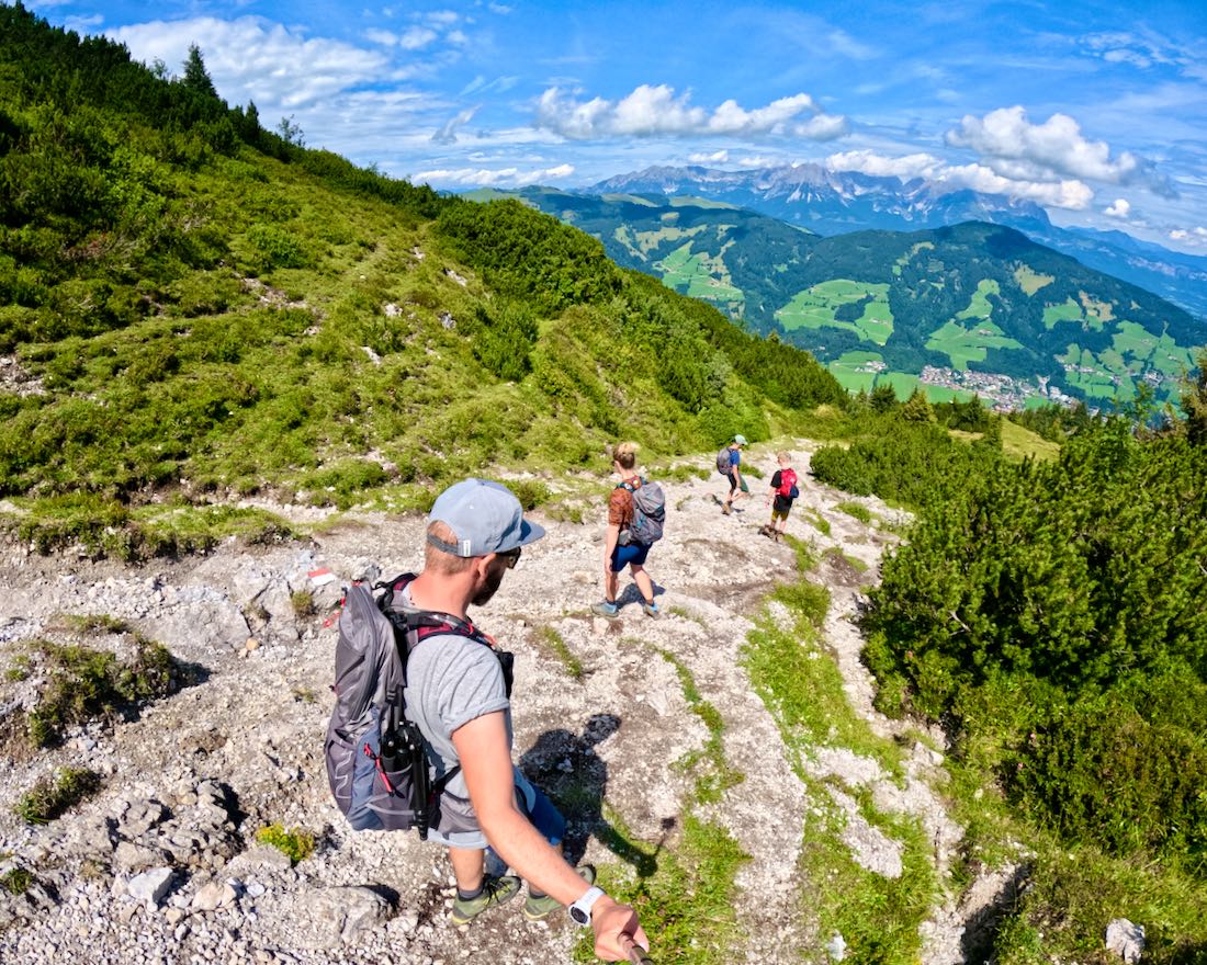 Bergab mit dem Wilder Kaiser im Hintergrund