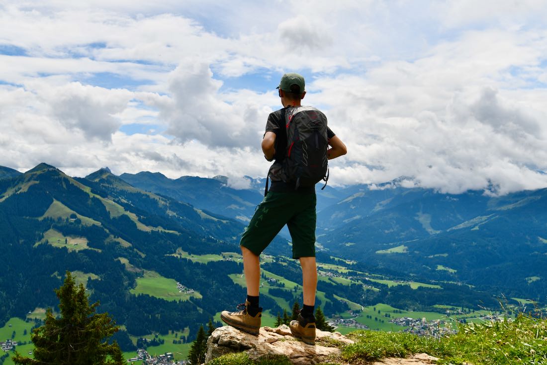 Flo blickt in die Berge