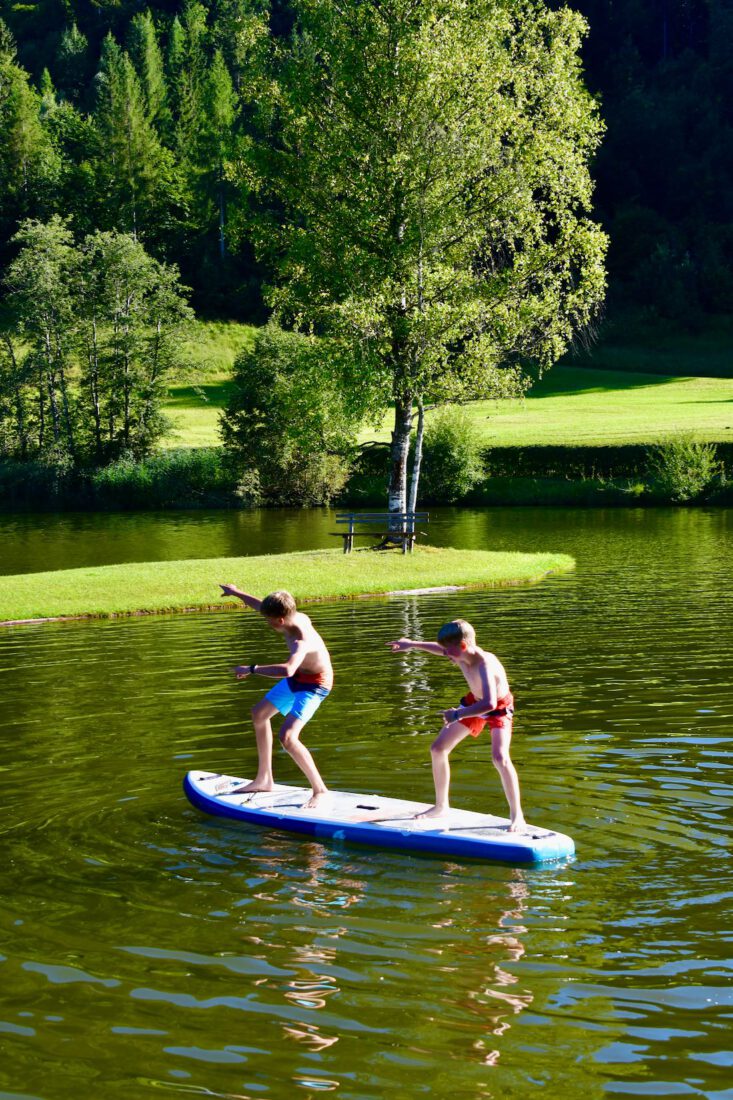 Flo und Ben haben Spaß auf dem SUP