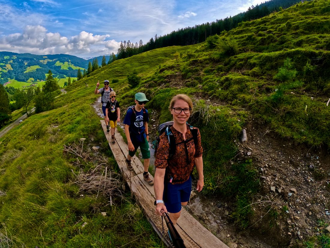 Fravely auf dem Weg zum Gaisberg beim Family KAT Walk