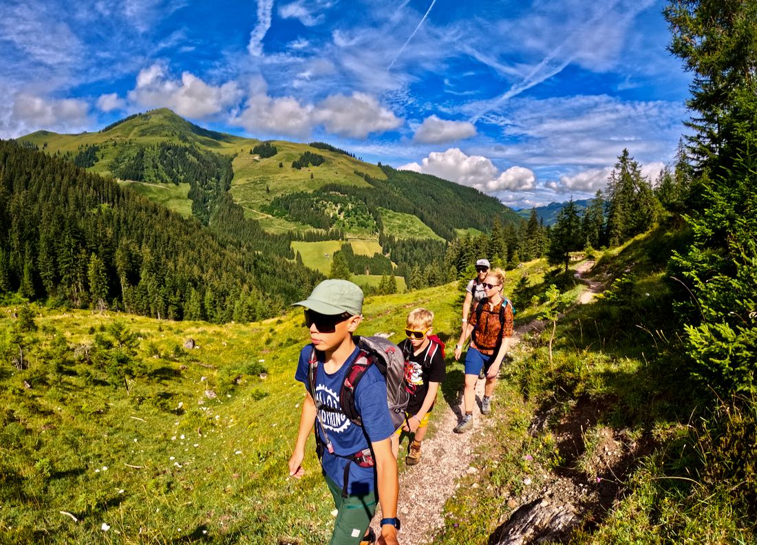Fravley wandert auf dem Family KAT Walk