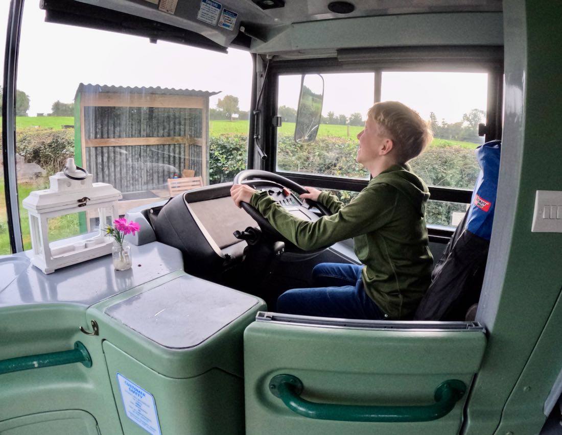 Ben lenkt den Bus im Glasson Glamping