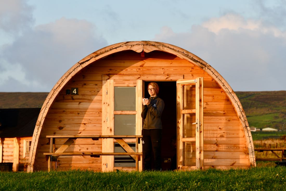 Melanie trickt Tee am Ceide Glamping Pod