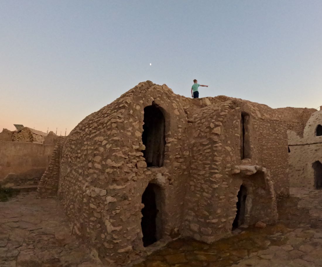 Ben blickt über das gesamte Ksar Hadada