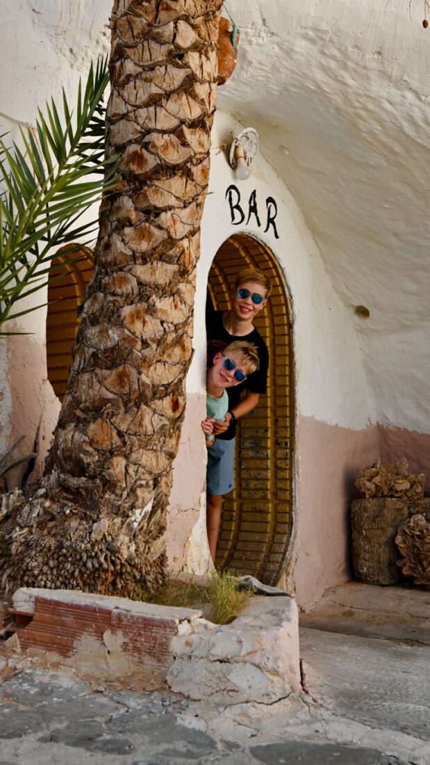 Ben und Flo in der Bar im Hotel Sidi Idriss