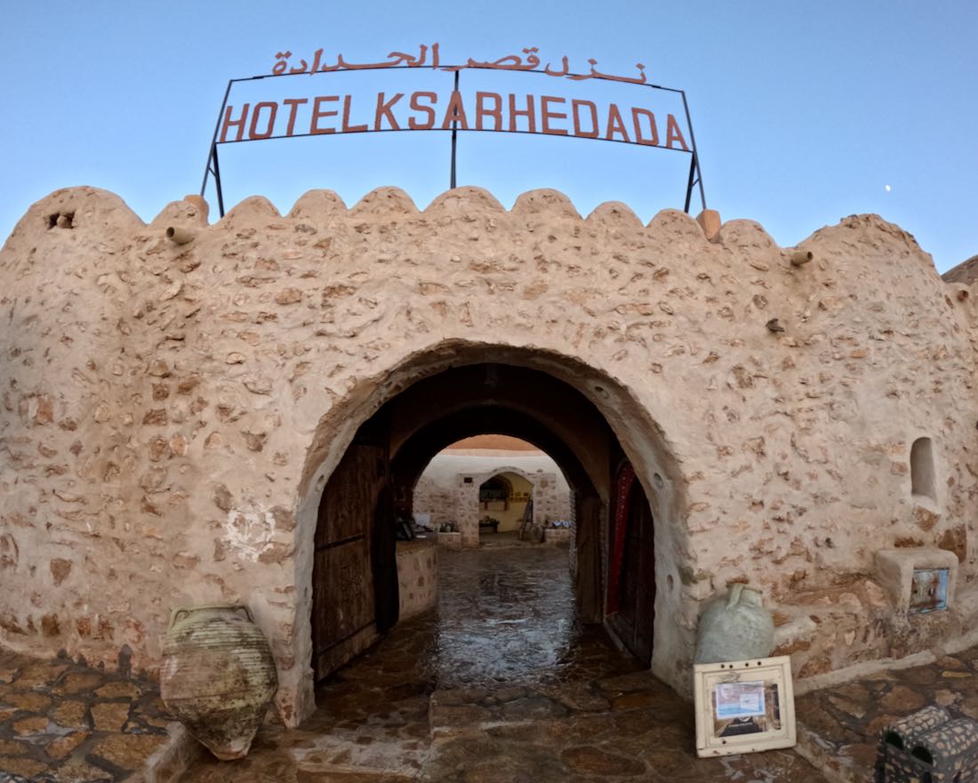 Der Eingang zum Hotel Ksar Hedada