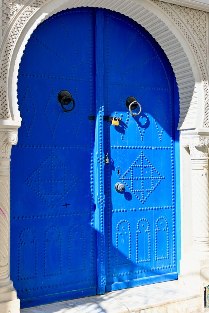 Eine Tür in der Medina in Kairouan in Tunesien