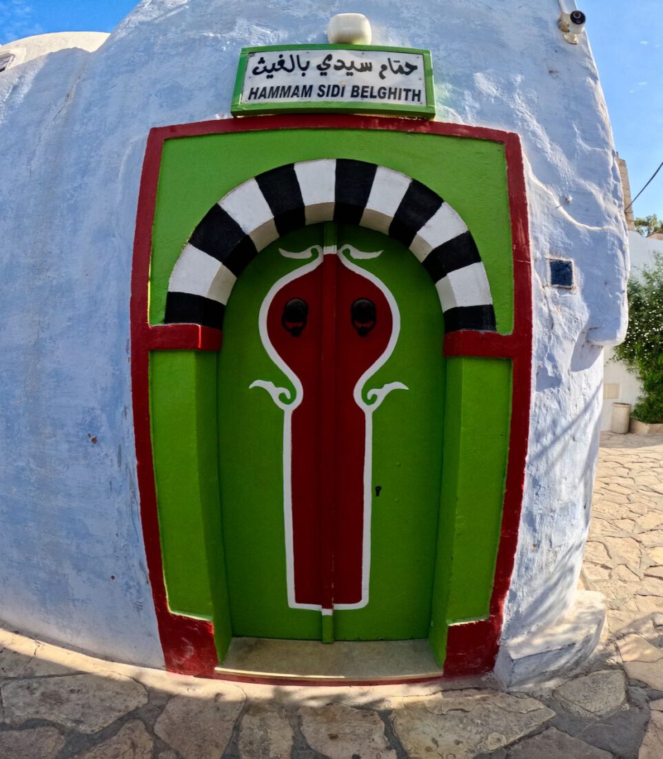 Eine grüne Tür in der Medina von Hammamet
