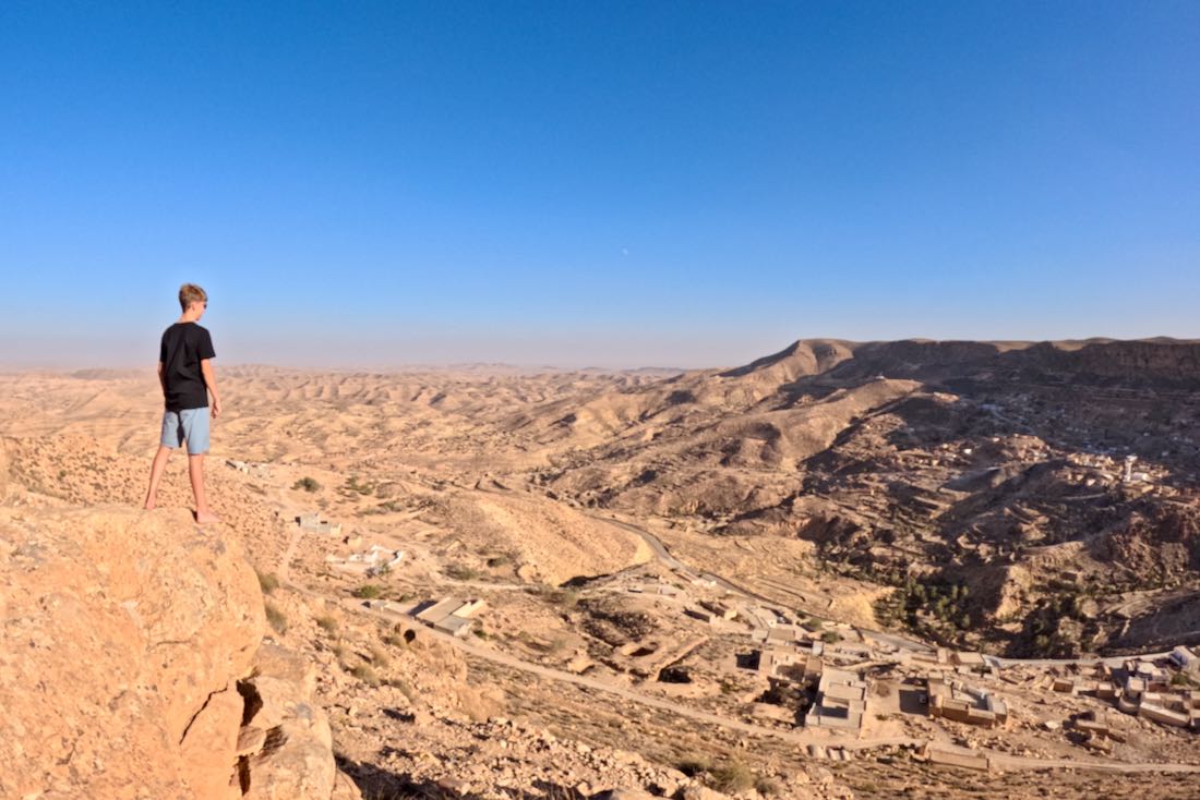 Flo schaut in die Berge von Dahar