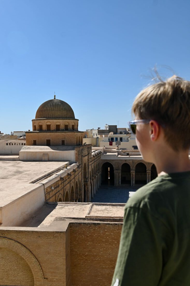 Flo schaut über die Moschee in Kairouan