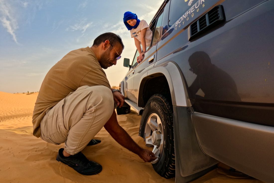 Foued lässt die Luft ab bei dem Toyota LandCruiser