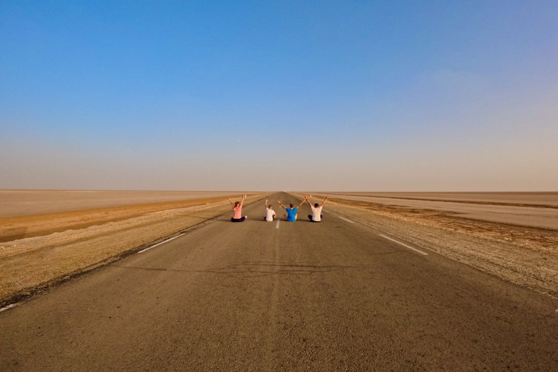 Fravely auf der Straße auf dem Chott el Djerid in Tunesien
