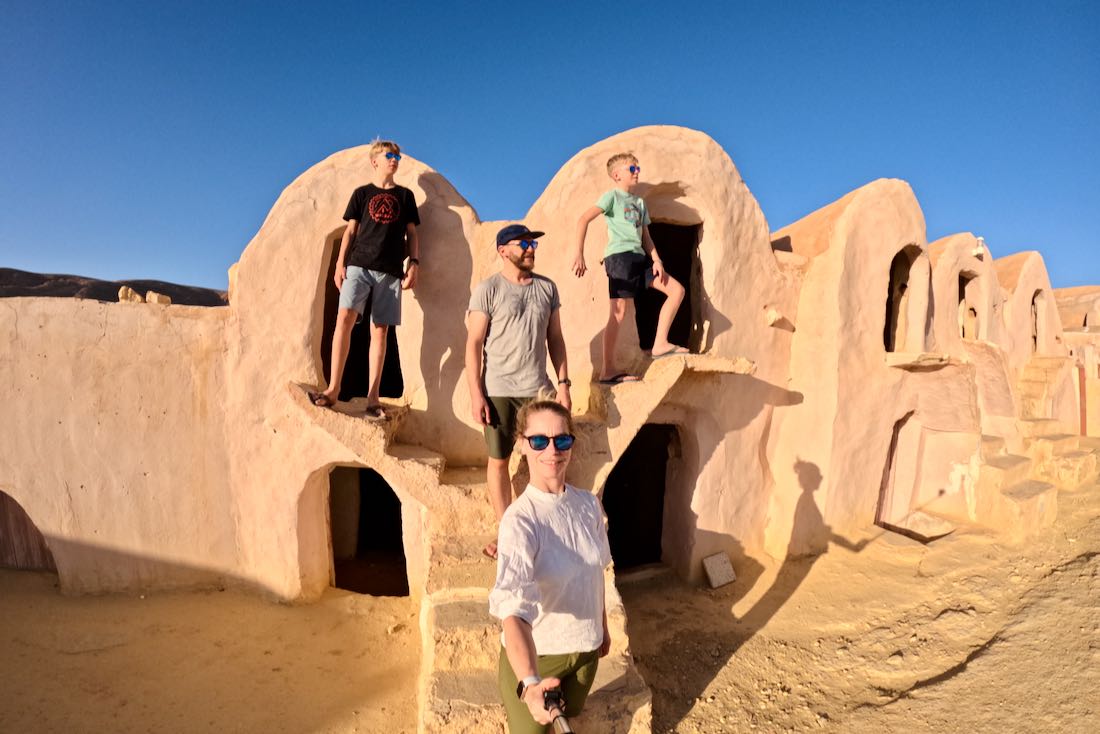 Fravely in der Sonne im Ksar Hallouf in Tunesien