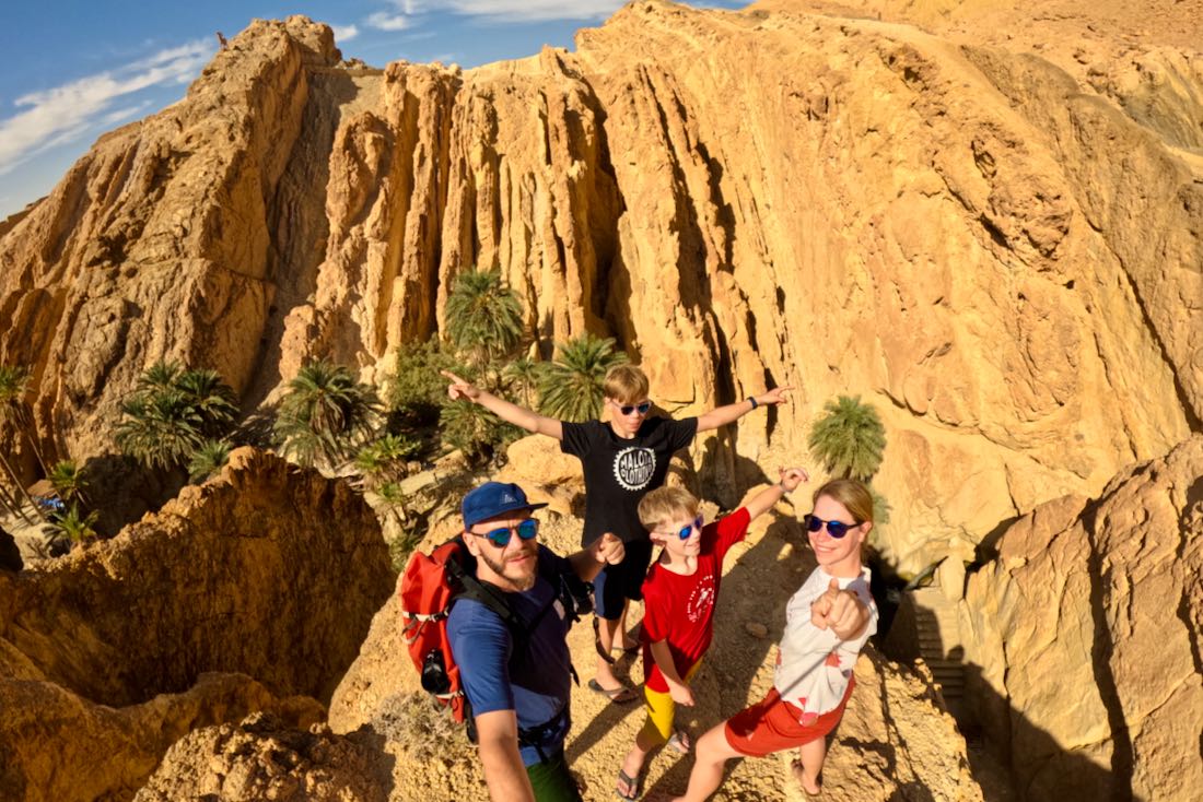 Fravely über der Oase Chebika in Tunesien im Sahara Atlas