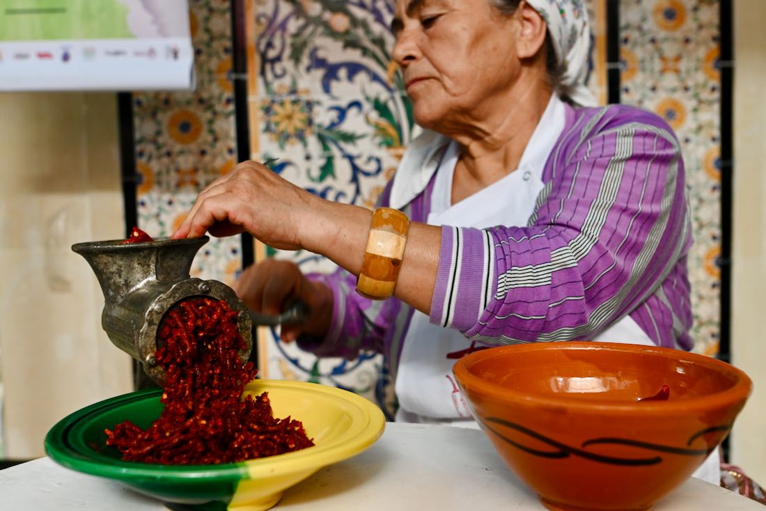 Harissa wird von einer Frau in Nabeul gemacht