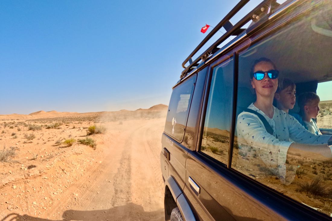 Im Toyota LandCruiser auf der Piste in die Wüste