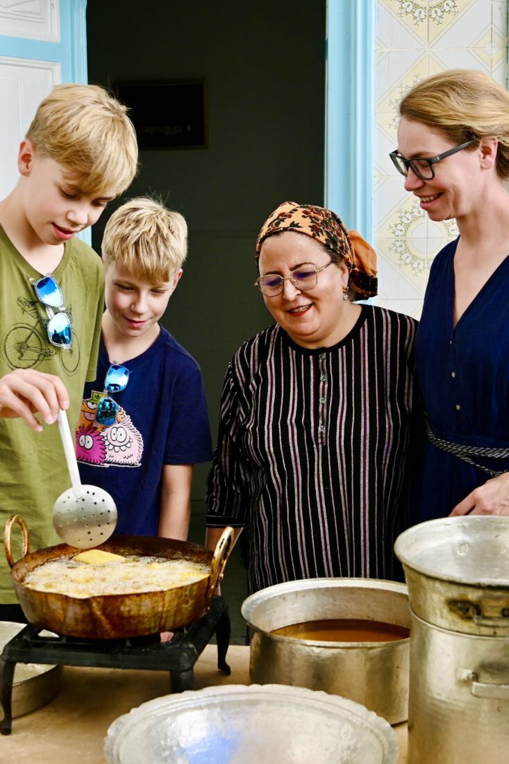 Makroud backen mit Hamila in Kairouan in Tunesien