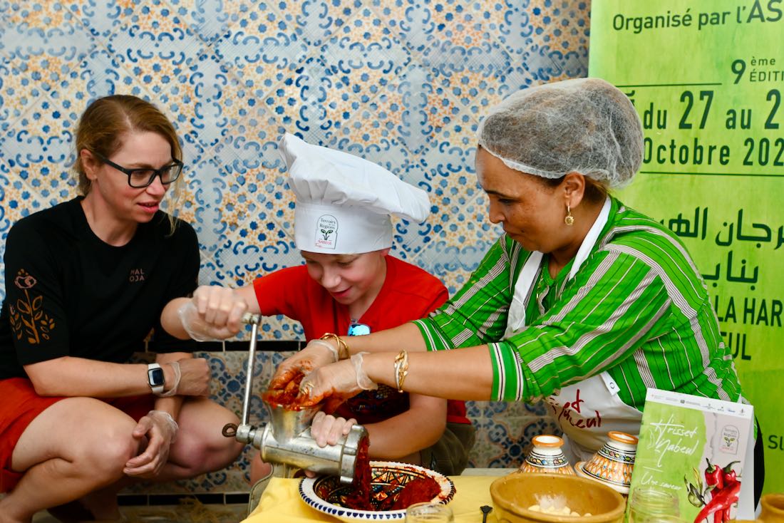 Melanie und Ben machen Harissa in Nabeul in Tunesien