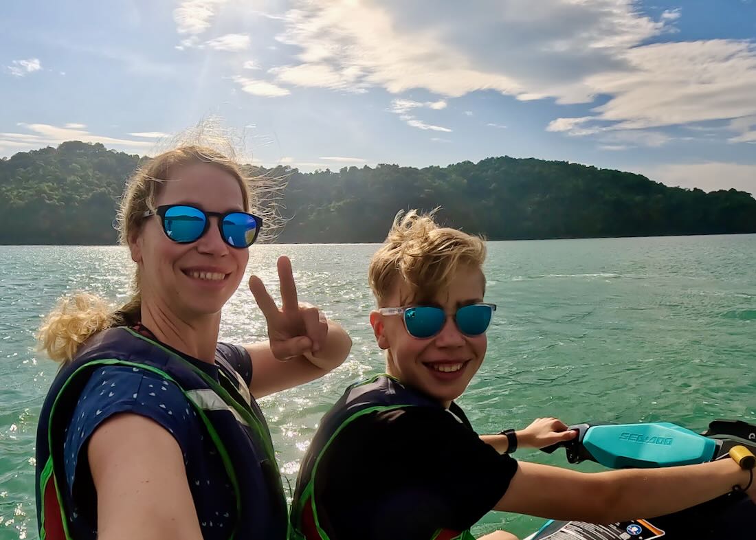 Melanie und Flo auf dem Jetski in Langkawi Malaysia