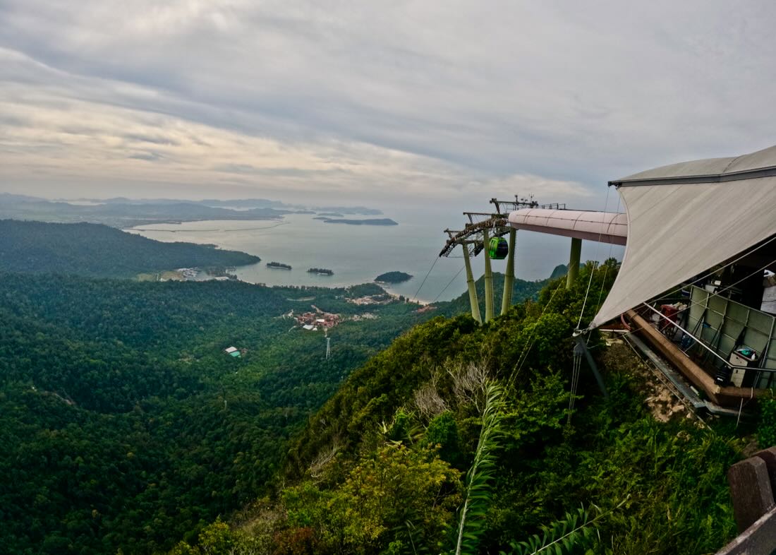 Blick auf die CableCar Bergstation auf Langkawi