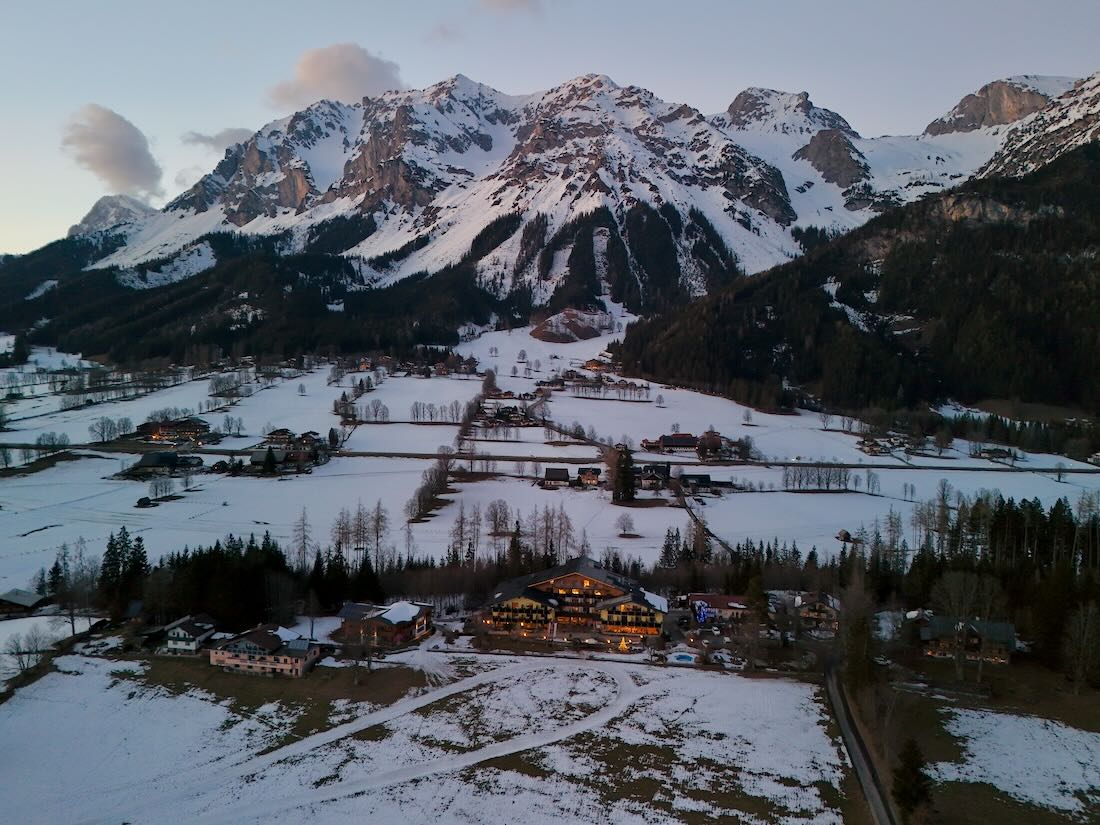 Das Hotel Almfrieden vor dem Dachstein