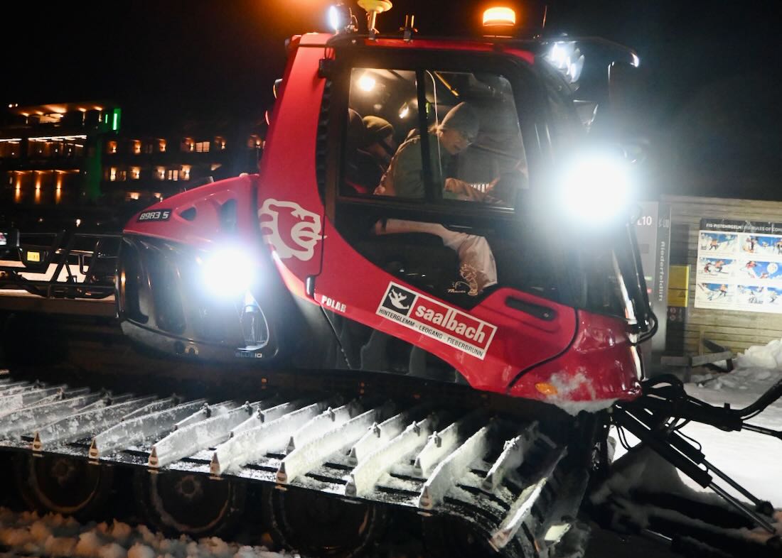 Melanie und Ben in der Pistenraupe in Leogang