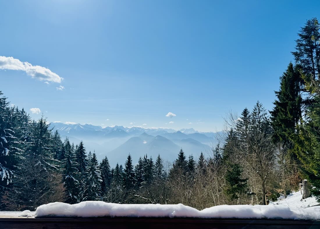 Blick von der Lenggrieser Hütte in die Alpen