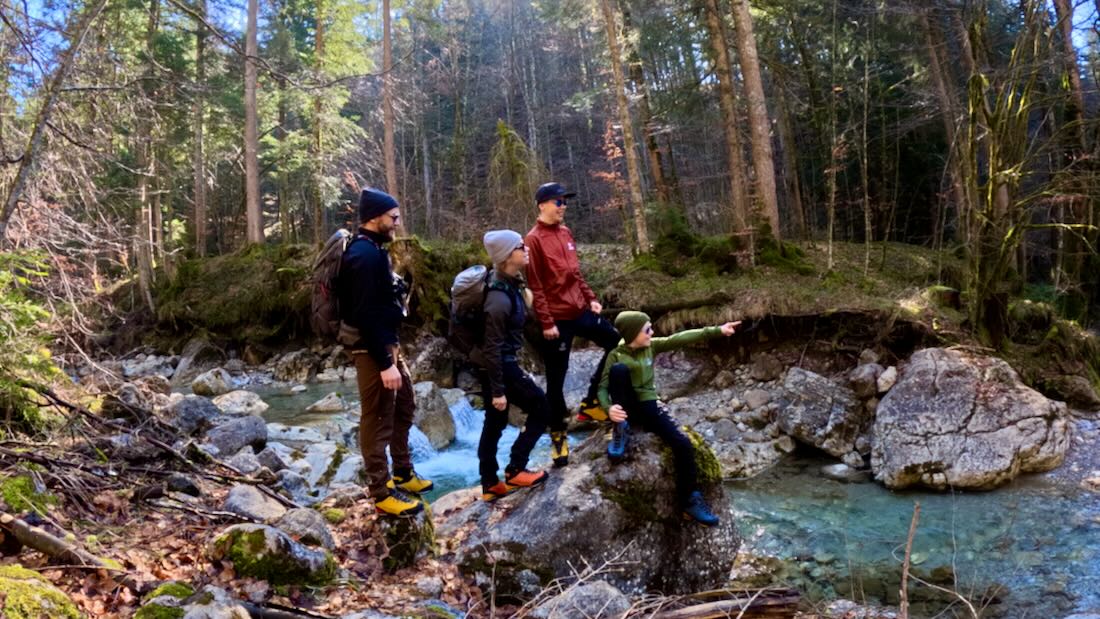 Fravely auf einem Felsen im Hirschbach in Lenggries