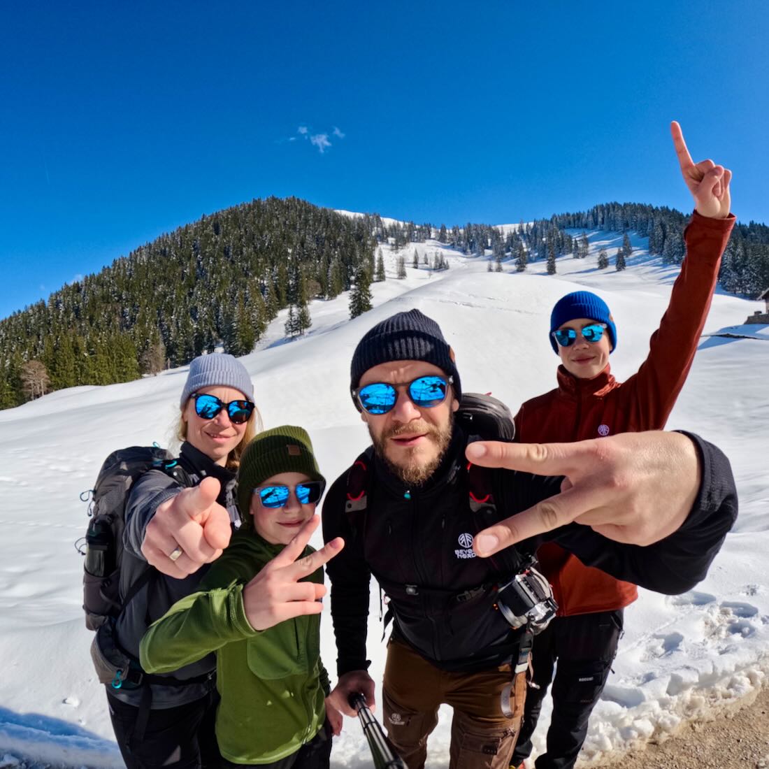 Fravely im Schnee an der Lenggrieser Hütte