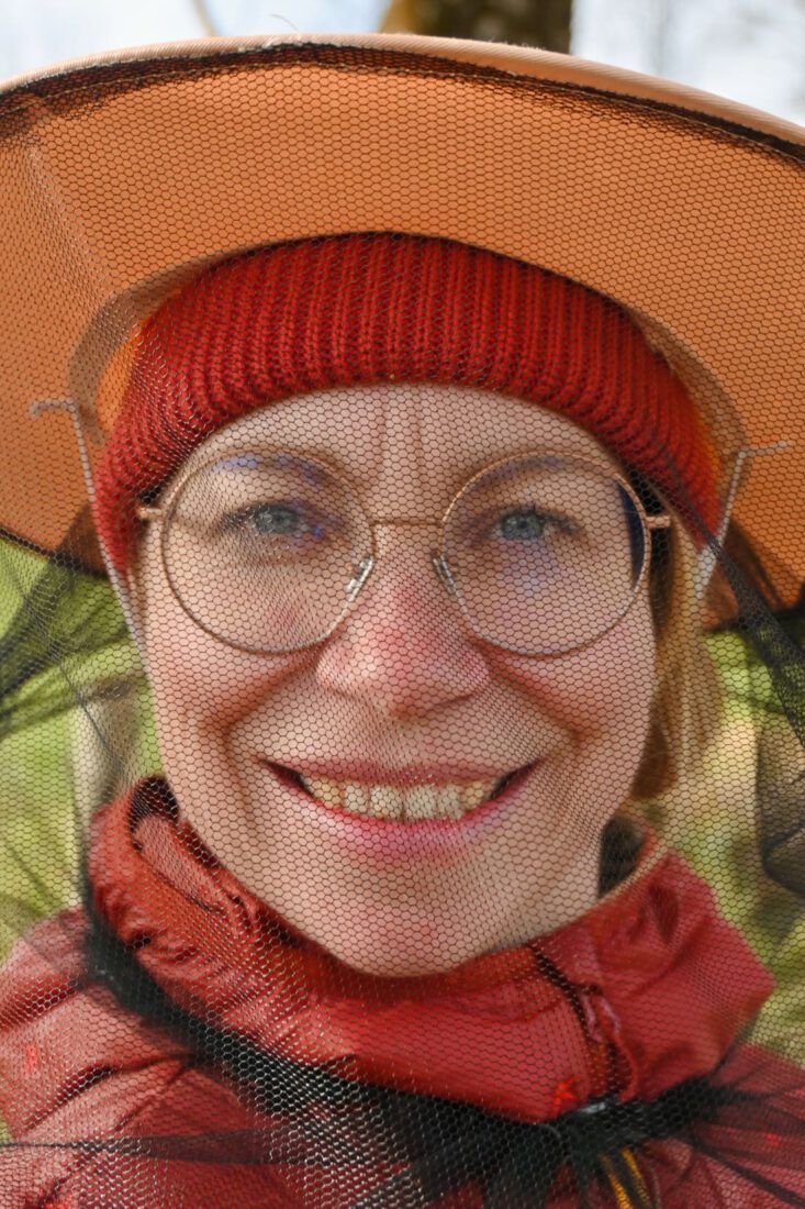 Melanie ist geschützt vor den Bienen