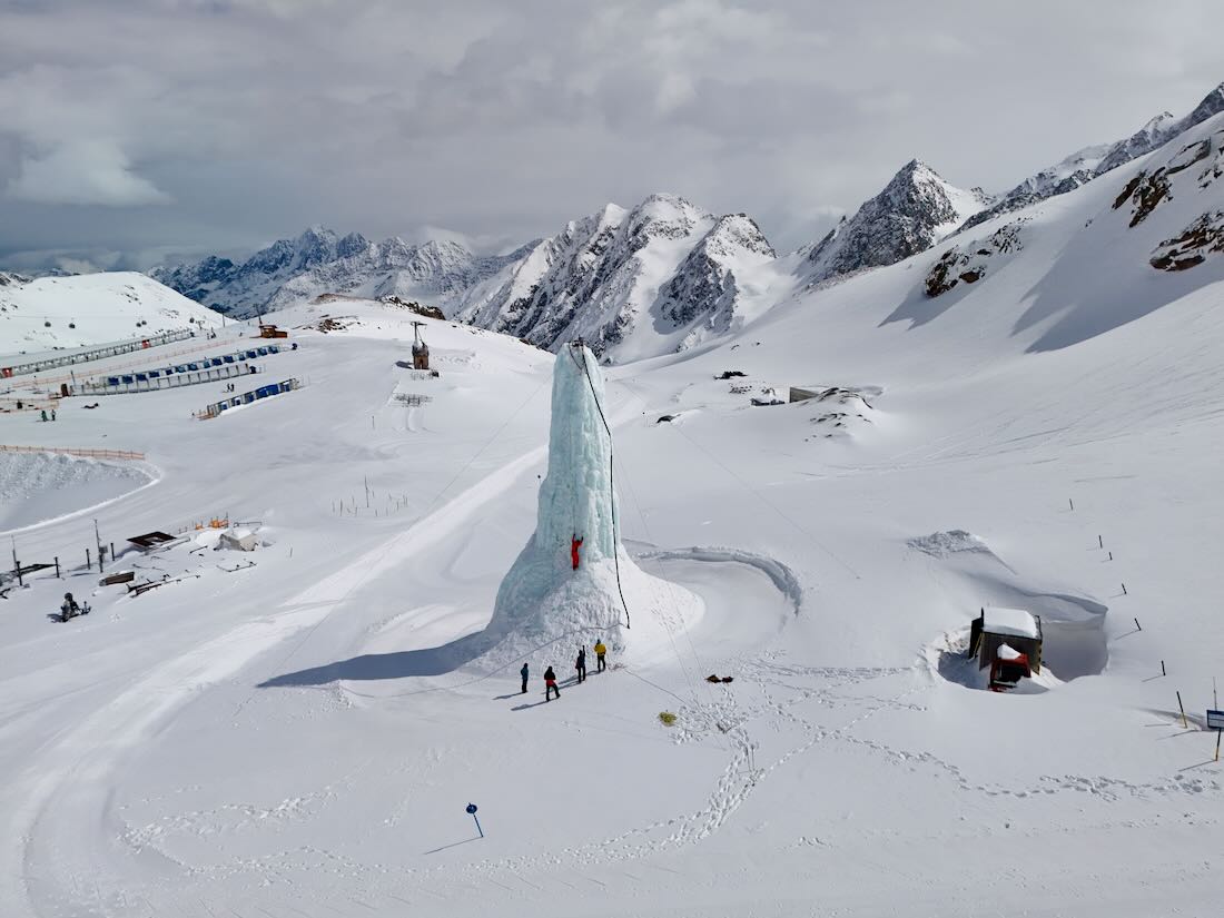 Drohnenbild vom Eiskletterturm am Stubaier Gletscher